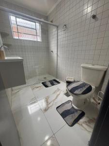 Apartamento com Estacionamento, Wi-Fi, Ar condicionado a 300 metros da Praia da Enseada no Guarujá.