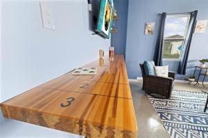 Sleep 13Heated PoolFoosballPool Table