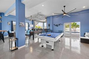 Sleep 13Heated PoolFoosballPool Table