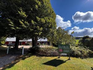 Bäckdalens Bed and Breakfast & Café - 3-star hotels in Båstad