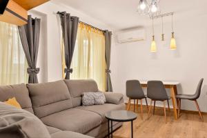 2br Maisonette in the center