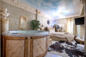 Olympus Grand Retreat with Jacuzzi