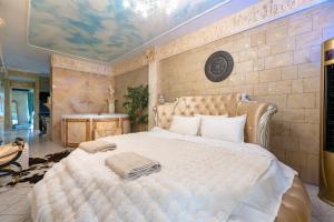 Olympus Grand Retreat with Jacuzzi