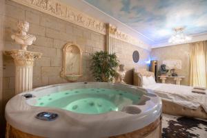 Olympus Grand Retreat with Jacuzzi