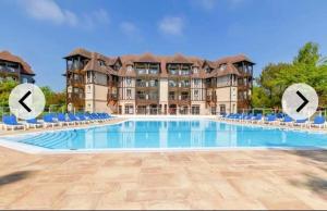En rez-de-chaussée, avec vue sur le golf - piscine chauffée accessible de mai à septembre