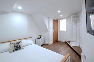 Modern Comforts – 4 Bedroom Home for Work & Play