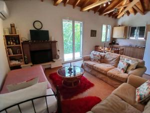 Annas Village House in Tsintzina