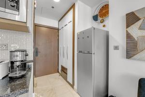 Waves - Vibrant Studio, Perfect For Couples