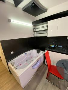 LUX HOT TUB IN BEST TOWEr