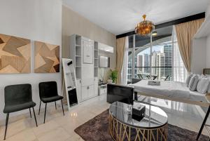 Waves - Vibrant Studio, Perfect For Couples