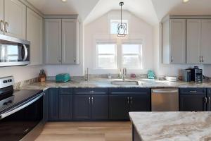 C9004 Seabatical - 4 BR Semi-Oceanfront, Pool & Hot Tub