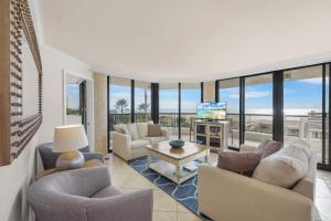 Stylish beachfront condo with spapool and ocean views