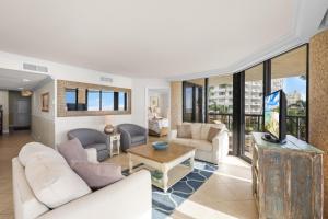 Stylish beachfront condo with spapool and ocean views