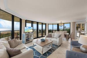 Stylish beachfront condo with spapool and ocean views