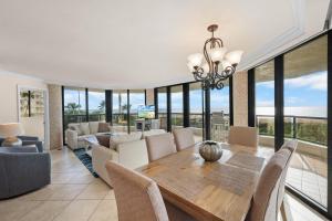Stylish beachfront condo with spapool and ocean views