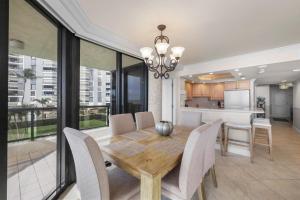 Stylish beachfront condo with spapool and ocean views