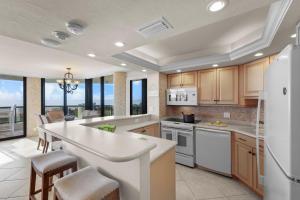Stylish beachfront condo with spapool and ocean views