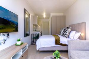 Rosebank Exec Suite 215- closer to Gautrain & Rosebank Mall with Wi-Fi