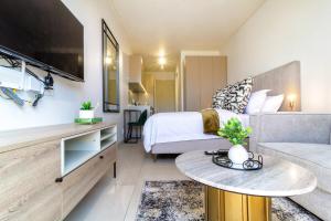 Rosebank Exec Suite 215- closer to Gautrain & Rosebank Mall with Wi-Fi