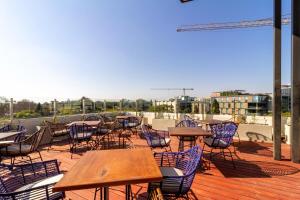 Rosebank Exec Suite 215- closer to Gautrain & Rosebank Mall with Wi-Fi