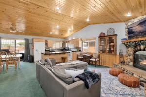 River rock lodge #1953