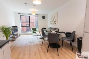 Modern 2BR JQ Apt Walk to City Wi-Fi Work & Leisure