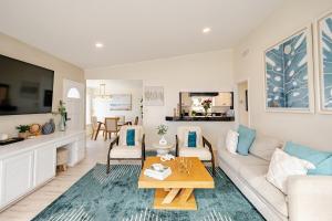 Amazing location, Unique Oceanfront Beach House!