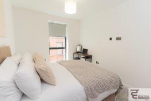 Modern 2BR JQ Apt Walk to City Wi-Fi Work & Leisure