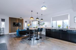 Monthly Stays - Stylish 2BED - Etihad & AO Arena Access - Parking