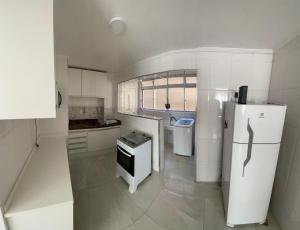 APARTAMENTO COMPLETO NO CORAÇÃO DO GONZAGA 300m DA PRAIA