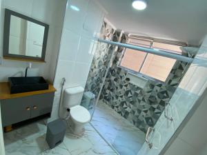 APARTAMENTO COMPLETO NO CORAÇÃO DO GONZAGA 300m DA PRAIA