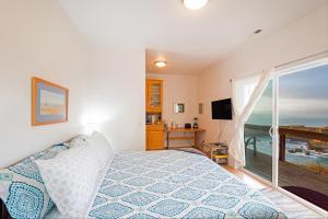 Cozy Oceanview! by OceanviewHotTubs Oceanfront! Shelter Cove, CA Tesla EV station