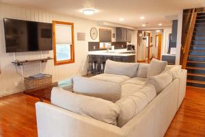 Break Away Hot Tub Lake Access & Game Rooms