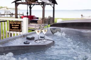 Break Away Hot Tub Lake Access & Game Rooms