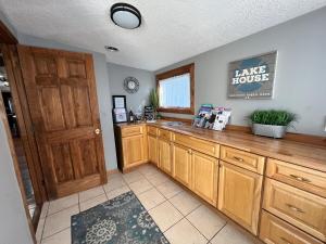 Break Away Hot Tub Lake Access & Game Rooms