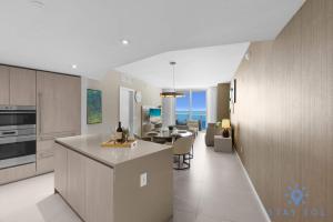 Hollywood Oceanfront Apt