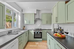 Luxury 6-Bed Ensuite - Sleeps 12 - Reading Centre - Monthly Stays - Driveway Parking