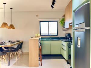 Apto a 350m PRAIA 3 Quartos Cozinha completa Churrasqueira Ar Condicionado Wi-Fi e vaga privativa de garagem Reserve agora mesmo