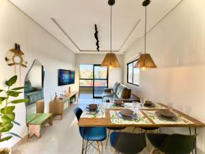 Apto a 350m PRAIA 3 Quartos Cozinha completa Churrasqueira Ar Condicionado Wi-Fi e vaga privativa de garagem Reserve agora mesmo