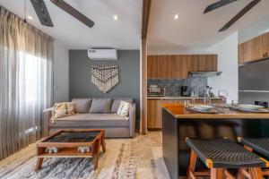 Modern 2 Level Condo w Rooftop Pool Sleeps 4