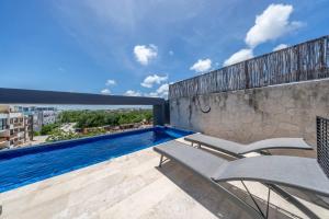 Modern 2 Level Condo w Rooftop Pool Sleeps 4