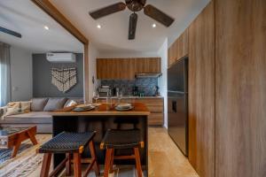 Modern 2 Level Condo w Rooftop Pool Sleeps 4