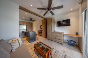 Modern 2 Level Condo w Rooftop Pool Sleeps 4