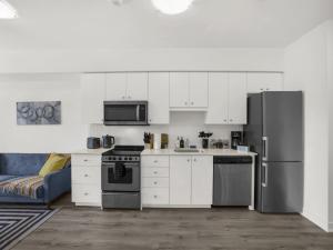 Stylish 1BR Condo in Prime Location with Parking and Wi Fi - Ubytování bez kategorie ve městě Kitchener