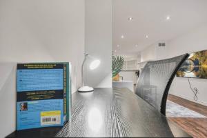 Chic and Bright 1BR Apt with Free Wifi and Parking