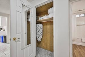 Chic and Bright 1BR Apt with Free Wifi and Parking