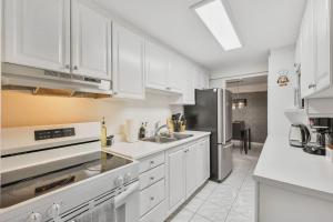 Chic and Bright 1BR Apt with Free Wifi and Parking