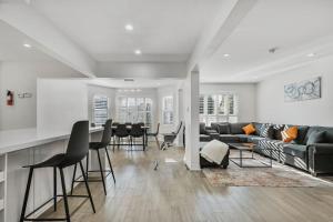 Luxe 4BR Retreat w Heated Pool Hot Tub and BBQ