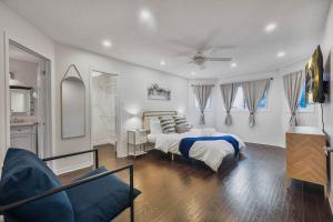 Luxe 4BR Retreat w Heated Pool Hot Tub and BBQ
