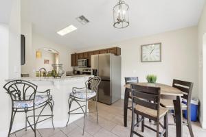 Private Heated Pool Resort Near Parks Game Room